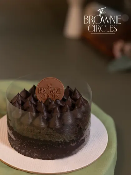 My Chocolate Ganache bento cake is all about pure, unadulterated chocolate. It's topped with rich ganache peaks and our signature chocolate coin.