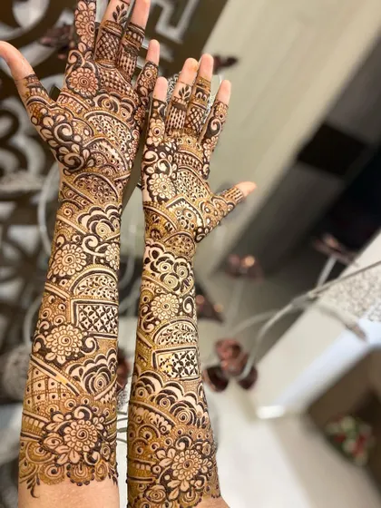 A beautiful pose showing the full length of this intricate bridal mehendi. The design is dense with patterns, ensuring a wonderfully dark stain for the wedding day.