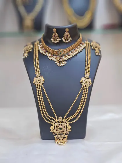 Unique caption for media id 89 describing the specific jewellery and look.