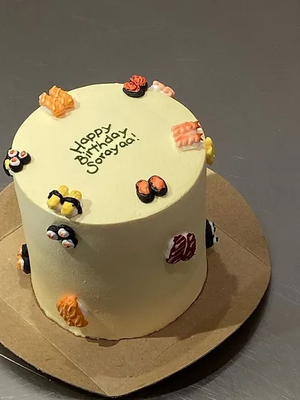 A cake for the sushi lover! This minimalist cake is decorated with tiny, incredibly detailed fondant sushi pieces.