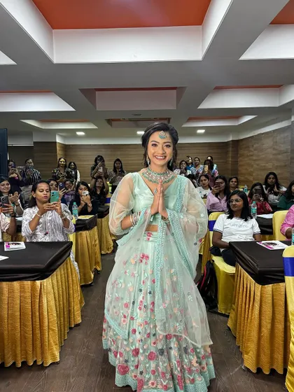 A model greeting the audience at our Bangalore masterclass.