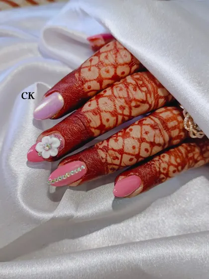 A sweet and simple bridal design. This set features soft pink nails with a single 3D flower accent and a delicate line of rhinestones for a touch of sparkle.