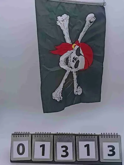 Set the scene for a treasure hunt with this pirate flag. Featuring a skeleton with a red bandana and crossed bones, it's the perfect decoration to hang on a wall or door.