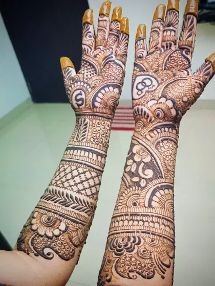 A reverse view of the 'S' and 'G' initial engagement mehandi.