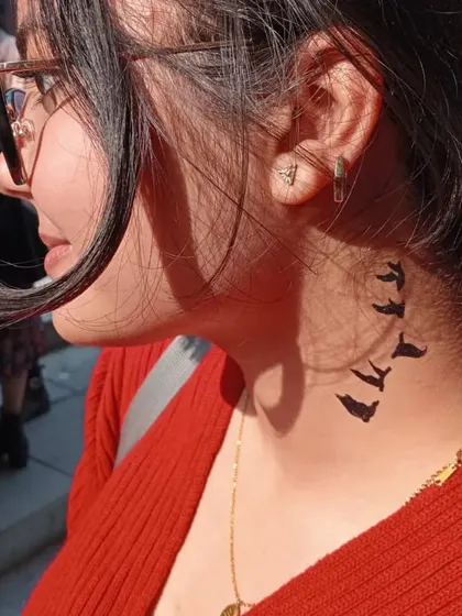A silhouette of birds in flight painted along the side of the neck. This is an elegant and meaningful design.