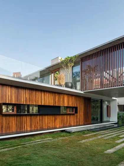 This 24-foot cantilever is a testament to our expertise in structural engineering. The floating cuboidal volume of the Long House creates a dramatic architectural statement while housing a private living space with an uninterrupted connection to the outdoors.