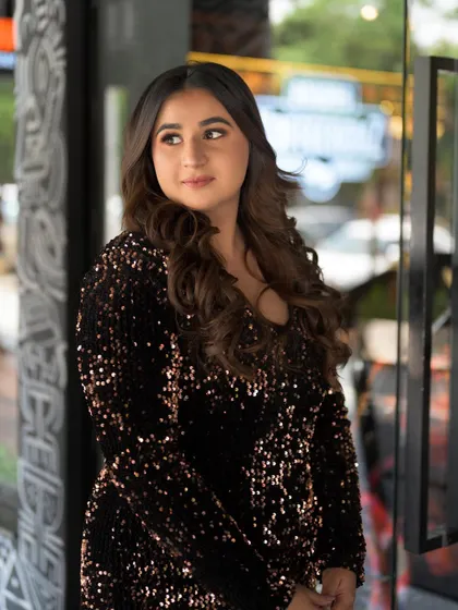 A candid moment from our masterclass. This look is perfect for anyone wanting to learn how to do their own makeup for events, as it’s both glamorous and achievable.