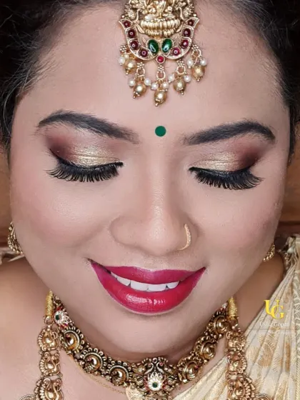 A close-up of a classic bridal eye makeup. My classes focus on these details, teaching you how to apply glitter, blend colors seamlessly, and apply lashes for a dramatic, beautiful effect.