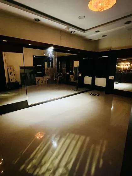A duplicate of image 68, showing the studio's ambiance.