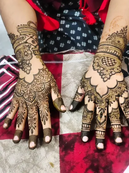 Another beautiful design for a wedding guest, with intricate patterns and dark fingertips.