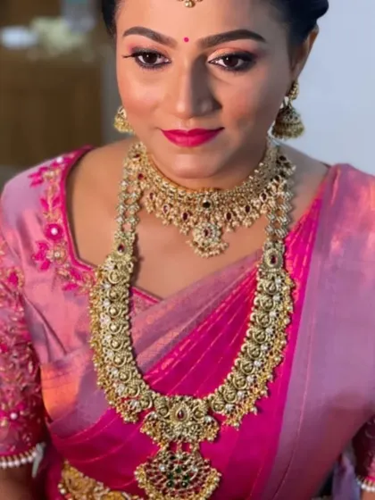 A beautiful portrait of a bride in her full wedding splendour, adorned with our rental temple jewellery.