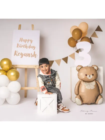 A full view of the teddy bear themed third birthday setup, complete with balloons and a personalized sign.