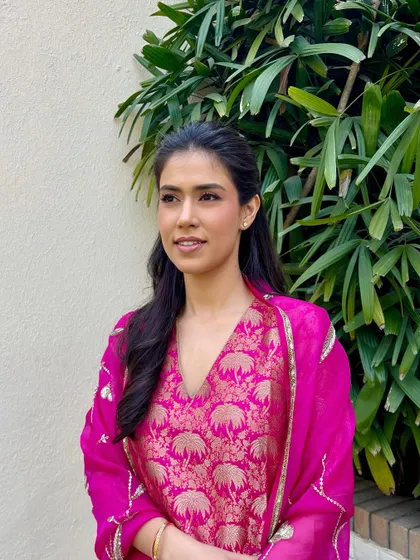 Another shot of this effortlessly beautiful look. The fresh, radiant glow is perfect for a daytime Mehendi ceremony.