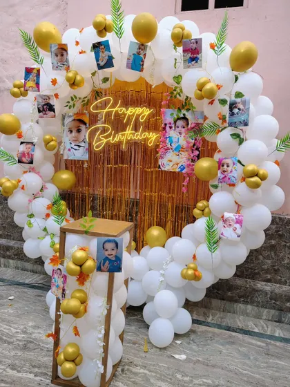 Another angle of the personalized photo balloon ring, showing the neon sign and pedestal.