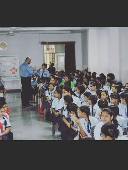 This image captures a moment from one of our school workshops, where I address a larger group of students. The focus remains on interaction, asking questions and sparking curiosity to make learning memorable and effective.