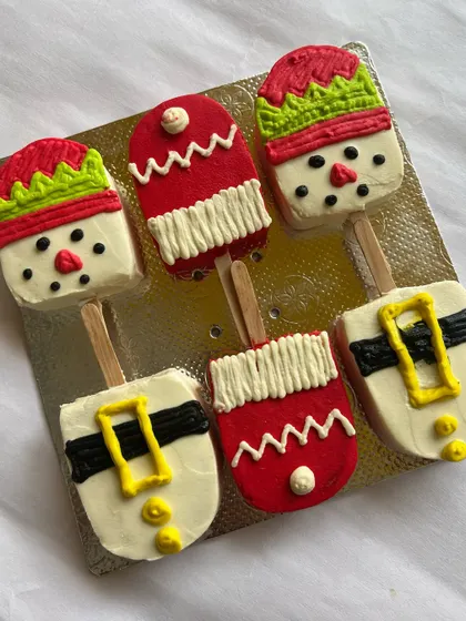 Christmas just got cooler with our holiday-themed popsicles. These fun, festive treats are handcrafted with snowman, elf, and Santa designs, all made from high-quality, human-grade ingredients for a healthy indulgence.