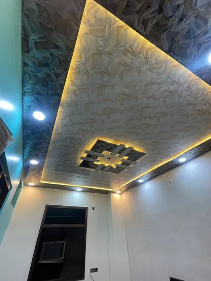 Is design mein humne printed PVC panels ka istemaal kiya hai jo ceiling ko ek abstract art jaisa look de rahe hain.