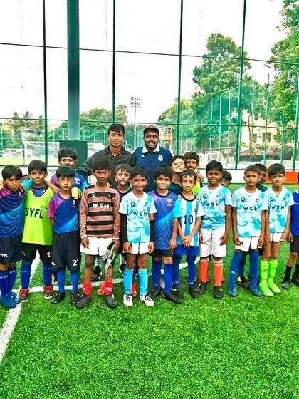 The U9 team with their opponents, enjoying the start of the WSM Blue Cubs League.