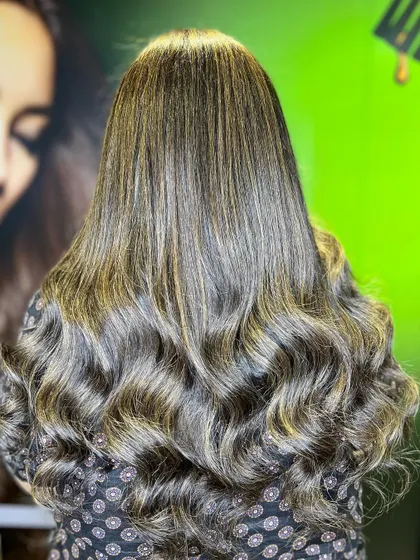 The full view of the brunette gold highlights, creating a luxurious and rich effect.