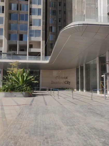 The entrance of 4th Avenue, Sunteck City, taking shape. This image shows the modern, curved canopy at the entrance, a design element that will welcome residents into this luxury high-rise community.