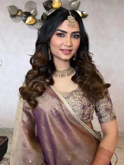 This engagement look is all about radiating shine and gold. The purple outfit is complemented by a warm, glowing makeup look that feels both regal and modern.