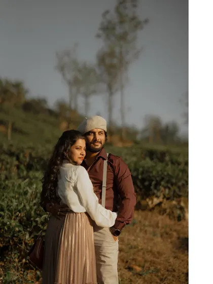 A classic, romantic portrait of a couple in a tea field. The warm, golden light and their loving gaze make this a timeless pre-wedding photo.