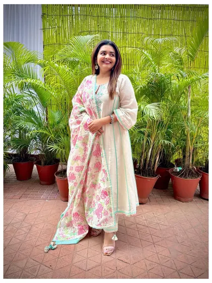 A full-length view of my easy-breezy ivory and floral suit, perfect for a sunny day.