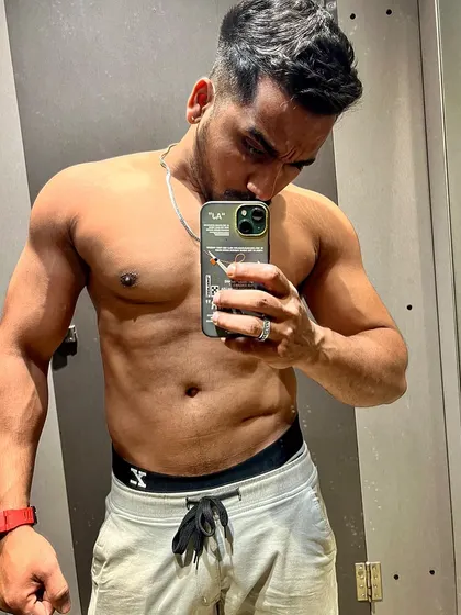 The pain of discipline is nothing compared to the pain of regret. A mirror selfie showing my current ab and chest definition, a reminder of the rewards of staying disciplined.