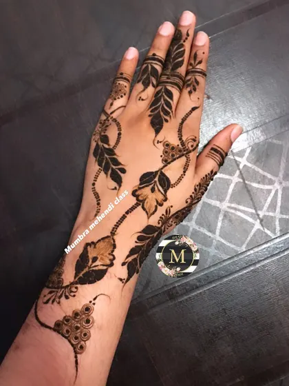 A classic Qatar-style design with a leafy vine connected by dotted chains.