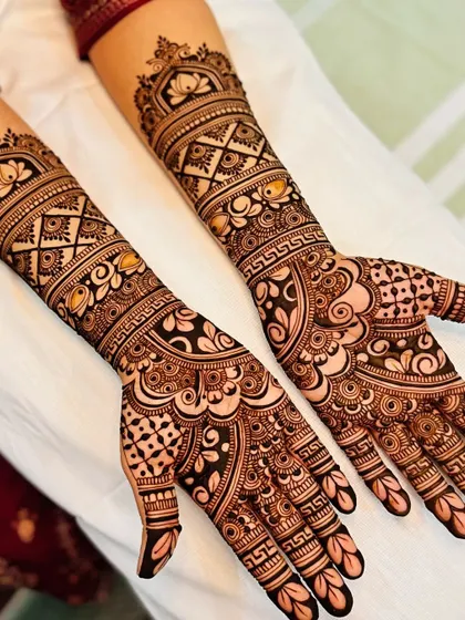 This full-hand design blends geometric shapes with flowing floral elements, creating a balanced and eye-catching look.