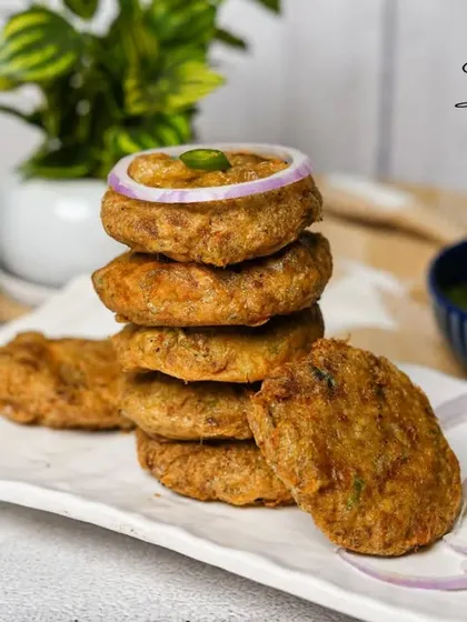 Our delectable Shami Kebabs are a staple in our Iftar offerings. Made with finely minced meat and lentils, they are soft, flavourful, and melt in your mouth.