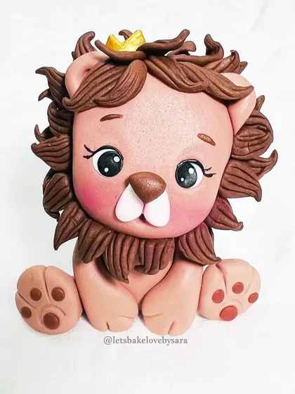 A close-up of the king of the jungle. This fondant lion topper, with its detailed mane and sweet expression, is a perfect example of the character and artistry I bring to my cake decorations.
