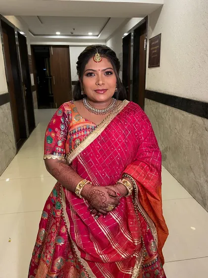 A full-frontal view of this guest makeup, featuring soft eyes and a natural lip to complement her colorful attire.