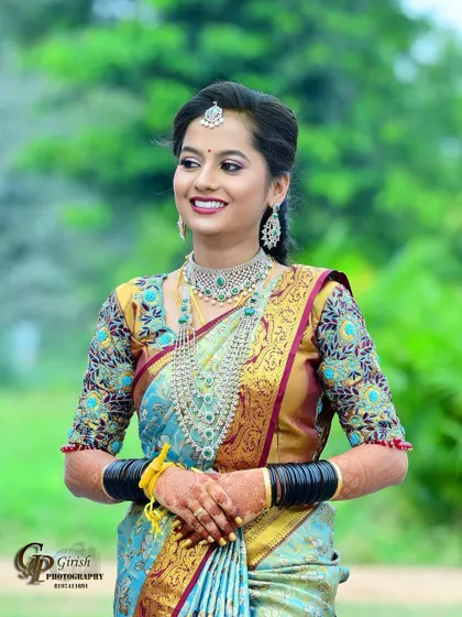 This bride chose a stunning Victorian-style set for her wedding, combining modern elegance with traditional attire.