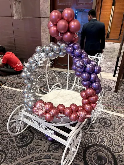 Even smaller decor elements like this balloon-adorned white carriage add to the magical, fairytale atmosphere of a princess party.