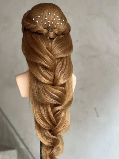 A still image of the finished Mermaid hairstyle, a perfect example of what you can learn.