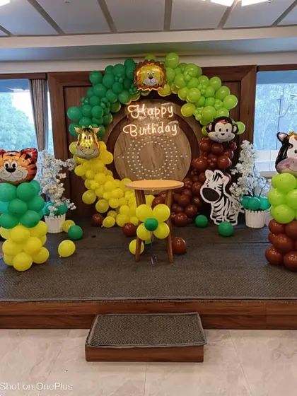 A final look at the complete jungle theme stage decor.