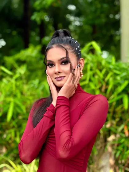 This is a complete Western-style glam look. I created a sleek high ponytail with pearl details and face-framing waves, paired with a dramatic smokey eye.