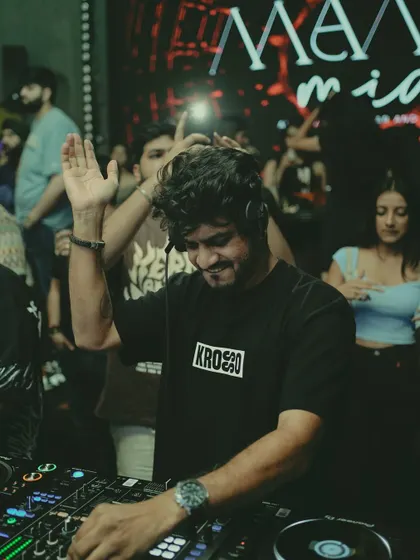 More moments from my club and festival gigs across the country, each capturing a different angle of the energy, the crowd, and the performance.
