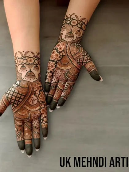 A modern Arabic mehandi design, perfect for guests or for festivals like Karwa Chauth. The design is elegant and doesn't cover the entire hand, with bold, dark fingertips.