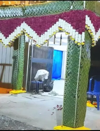 A 'Box Pillar Chapra' design, where the pillars are square and covered in woven palm leaves. The red and white floral border gives it a clean, sharp look.