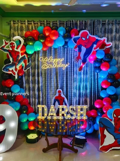 An action-packed Spiderman theme for a 9th birthday celebration. We use the classic red and blue colors for the balloon arch and place dynamic Spiderman cutouts to create an exciting party atmosphere at home.