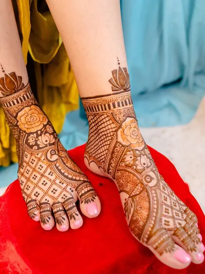 A beautiful foot design with large roses and peacocks, matching the bride's hand mehendi.