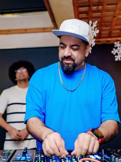 Focused on the mix during the packed December edition. Wrapping up the year with insane energy and nothing but smiles.