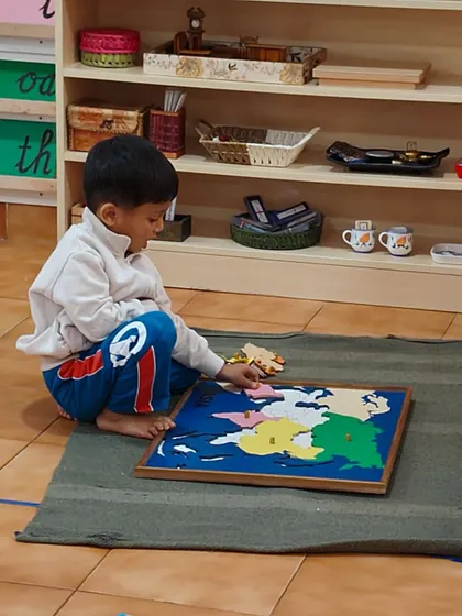 Learning about the world starts with the puzzle maps. This hands-on geography work helps children develop fine motor skills while learning the shapes and names of continents, sparking an early interest in global culture.