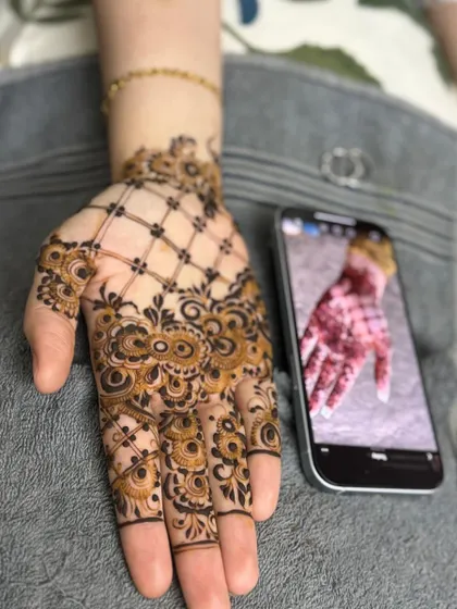 A beautiful back-hand design featuring a mix of jaali (net) and floral Arabic patterns.