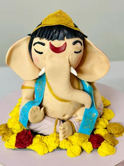 Ganpati Bappa Moriya! I made this cute fondant Ganesha topper to celebrate Ganesh Chaturthi. It brings back so many happy memories of pandal hopping and festivities.