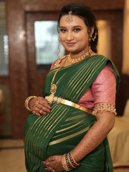 A lovely portrait from her baby shower. The makeup is traditional yet fresh, with a small bindi and gold jewelry completing this classic South Indian look.
