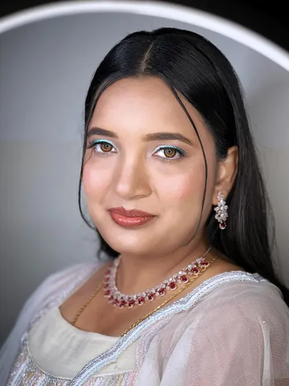 A beautiful portrait showing the pop of teal liner and shimmery eyeshadow. This is a great example of how a small detail can elevate an entire look.