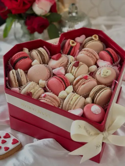 Another look at our luxurious heart-shaped macaron box, perfect for gifting or sharing with someone special.